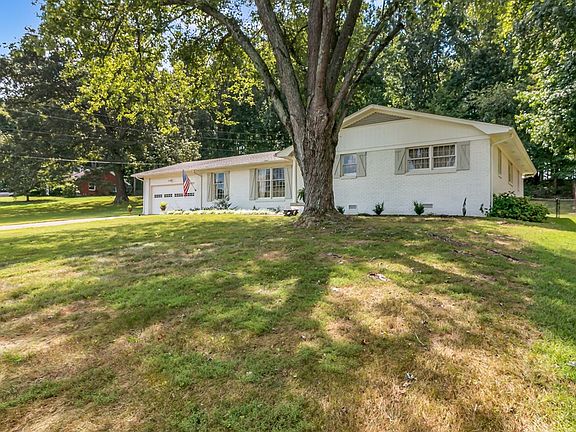 3rd image of 1923 White Oak Dr