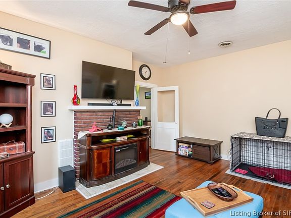3rd image of 943 E Maple Street