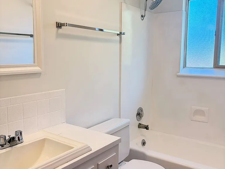 520 & 524 NE 112th St — Photo 30