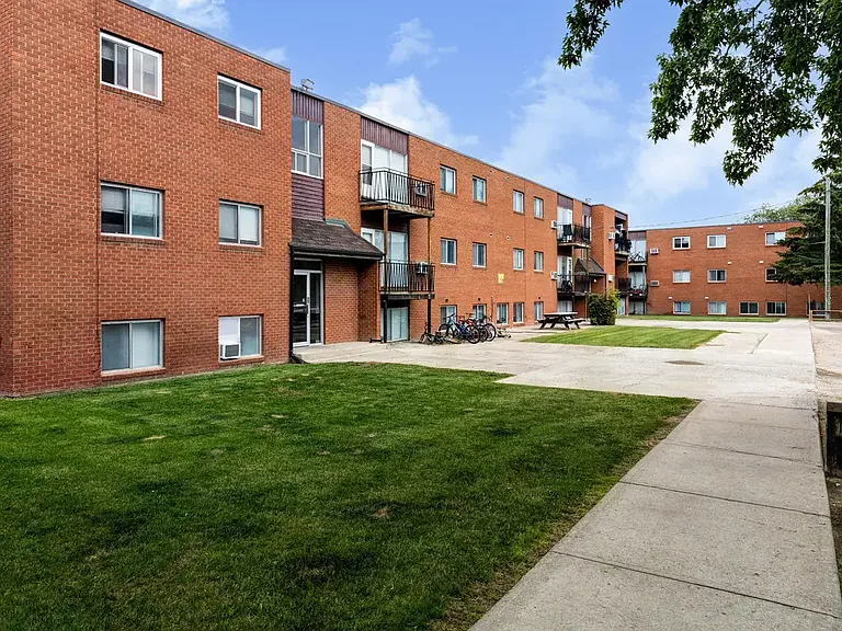 510 Robert St E — Photo 33