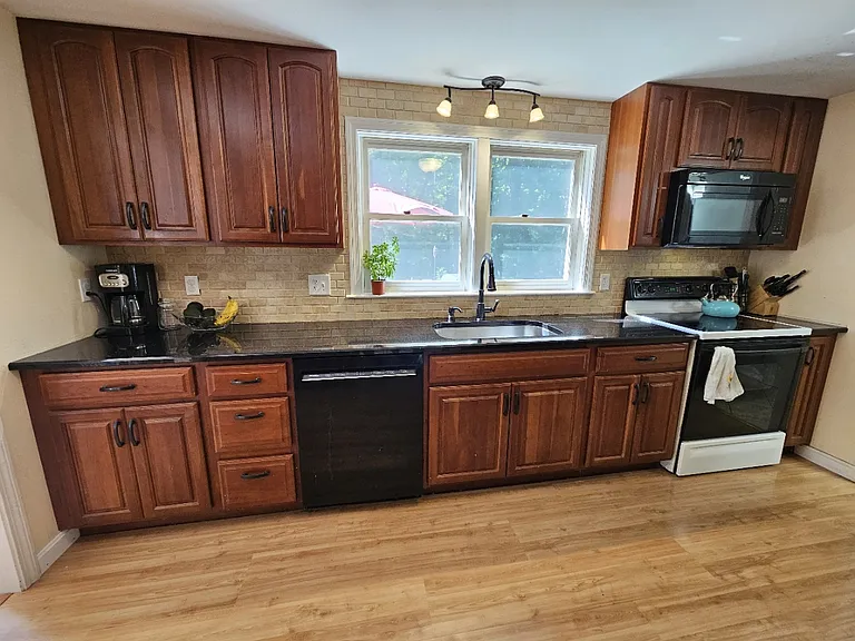 11 Laurel Ln — Photo 2