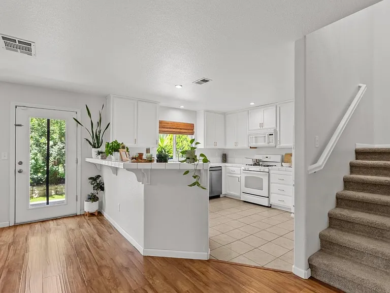 McDaniel Cir — Photo 7