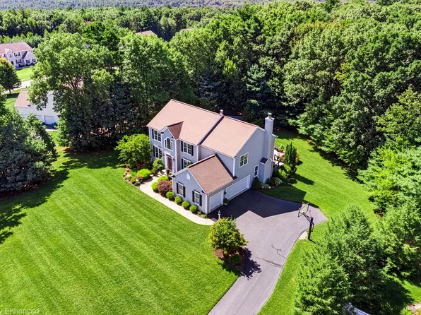 32 Howarth Dr, Upton, MA 01568