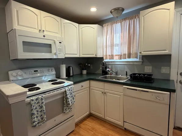 681 State Rd APT 4, Plymouth, MA 02360