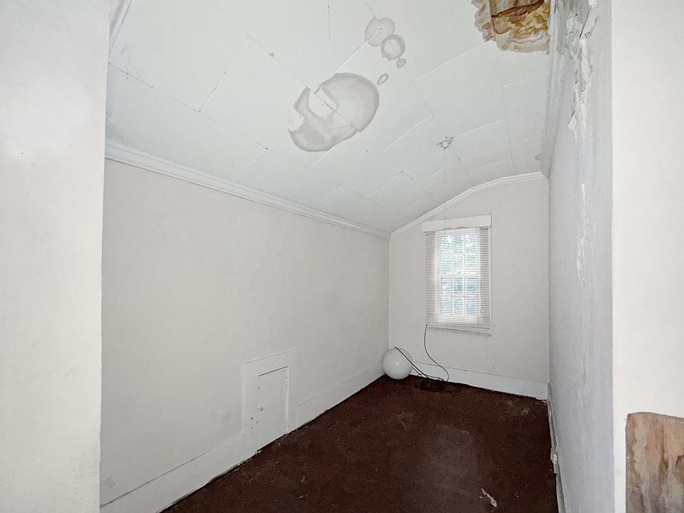 19th image of 147 Lowman St
