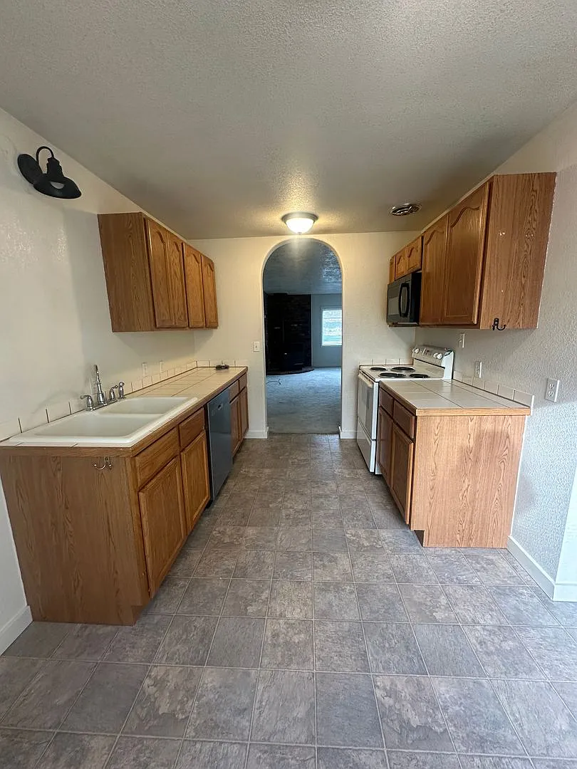 3-Bedroom Home With Fenced Yard, Ensuite Primary Bedroom & Rv Parking — Photo 2