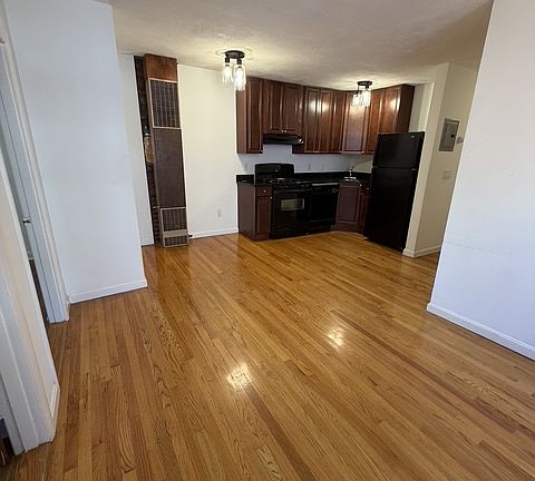 3rd image of 145 Endicott St APT 3