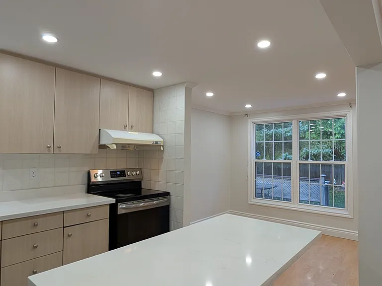 63 Marlow Cres — Photo 3
