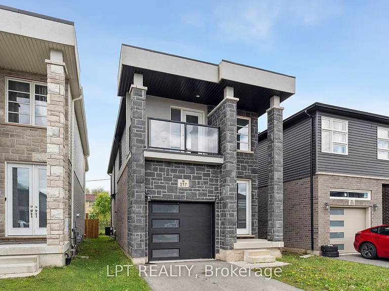 217 Louise St — Photo 3