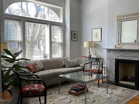 2nd image of 820 W Wrightwood Ave #1