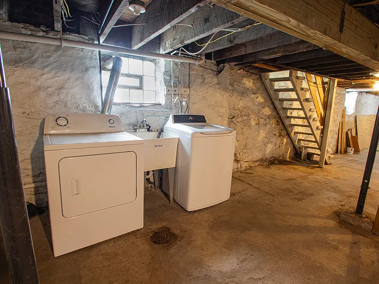 328 Franklin Ave — Photo 17