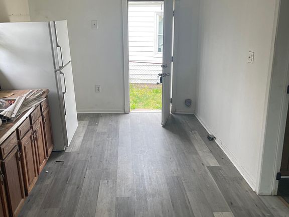 4th image of 250 Saint Matthew St