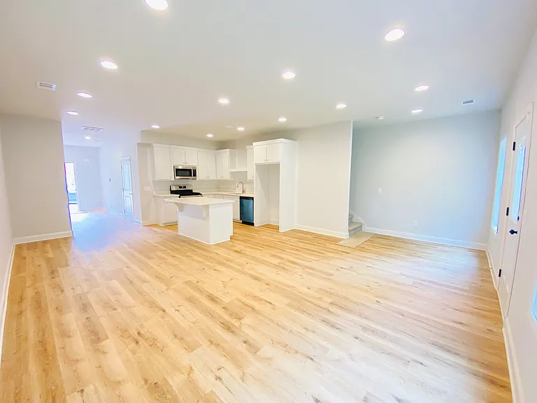 1095 N Village Dr — Photo 7