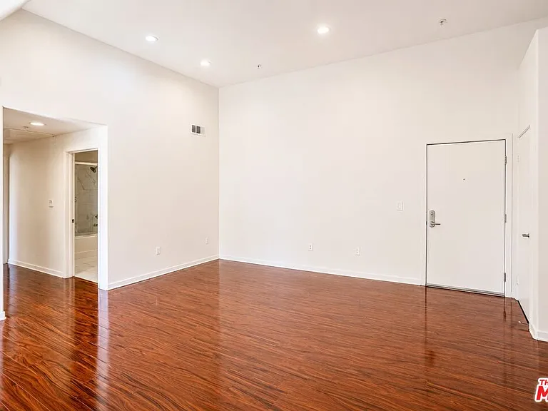 12132 Hart St #301 — Photo 3
