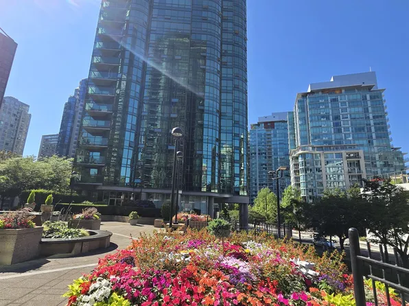 588 Broughton St #1705, Vancouver, BC V6G 3E3