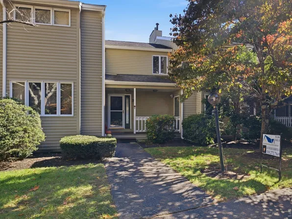 28 Pemberton St #B, Walpole, MA 02081