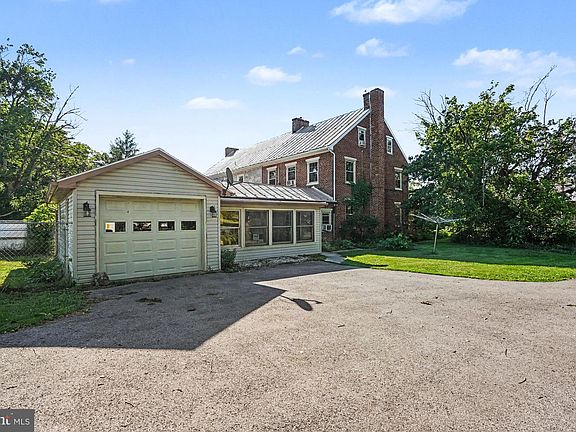 4th image of 2143 Newville Rd