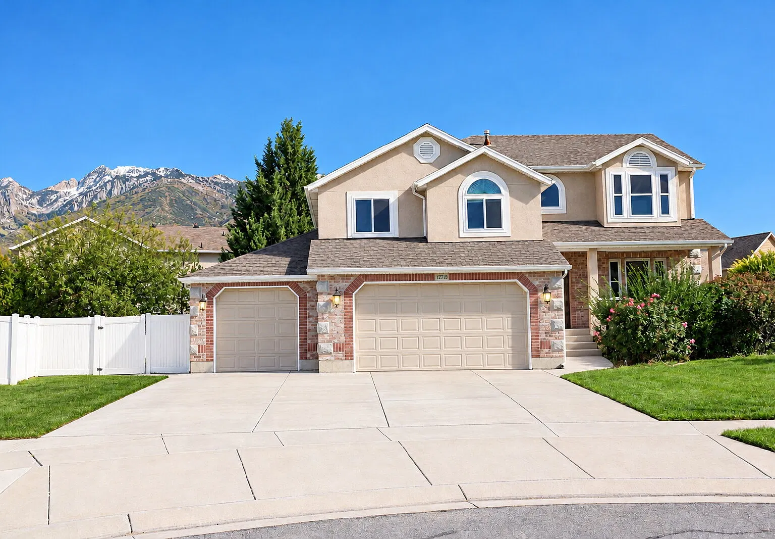 4 bed, 2.5 bath, 2738 sqft, $3,400 — Photo 1