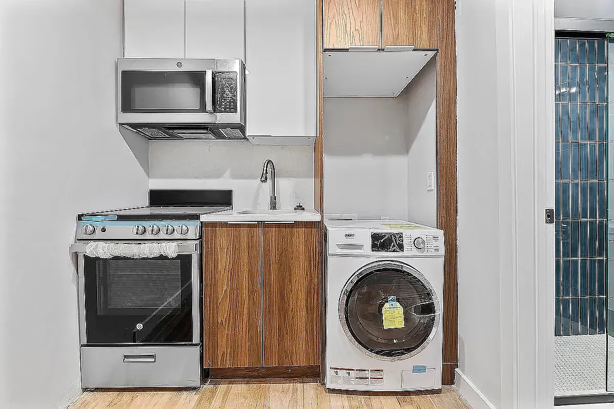 570 Ninth Avenue — Photo 4