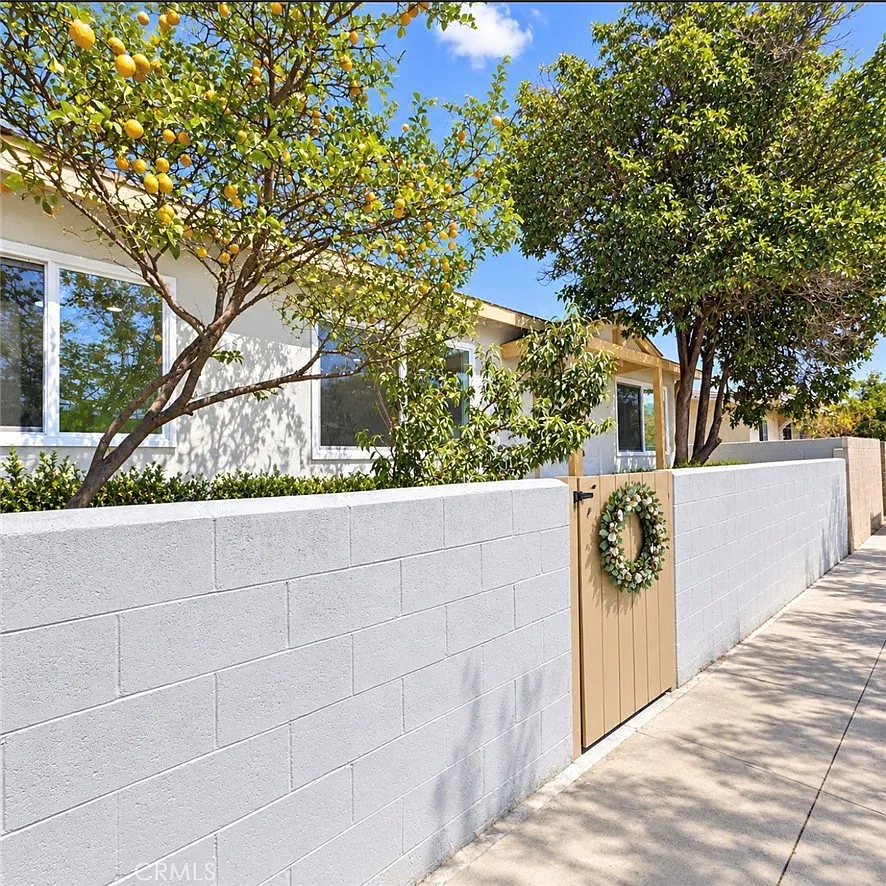 3 bed, 900 sqft, $3,000 — Photo 2