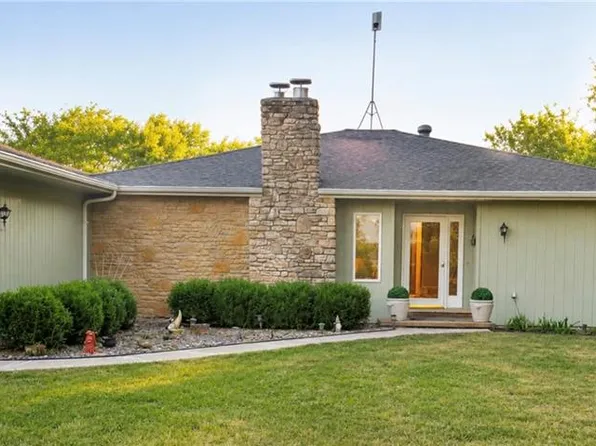 28140 Hospital Dr, Paola, KS 66071