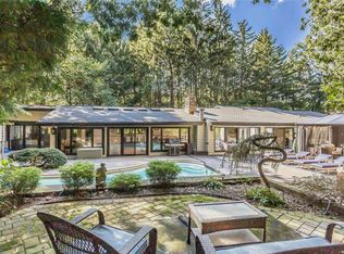 24 Faulkner Ln, Dix Hills, NY 11746