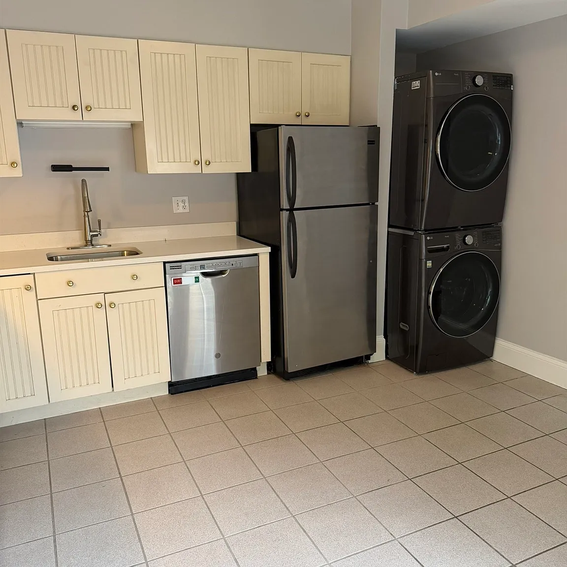 3 bed, 1214 sqft, $4,200 — Photo 4