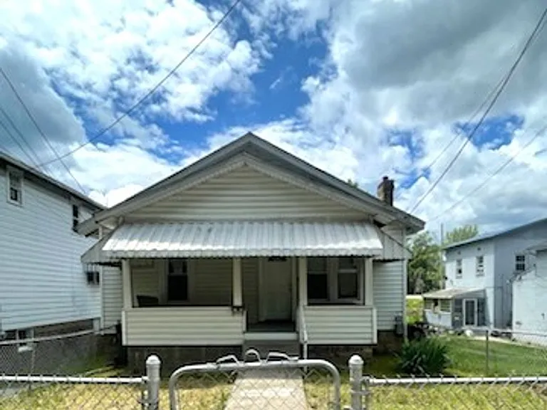 2333 Washington St W — Photo 1