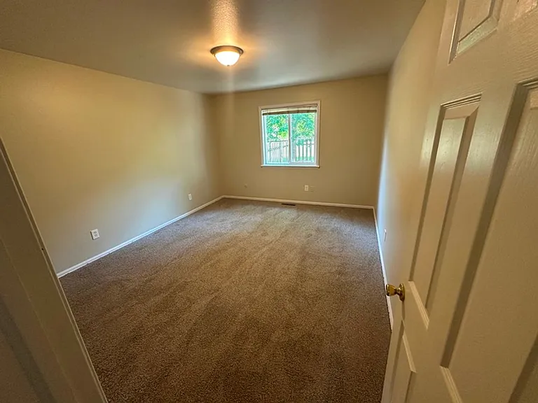 1480 Edgewood Ct — Photo 5