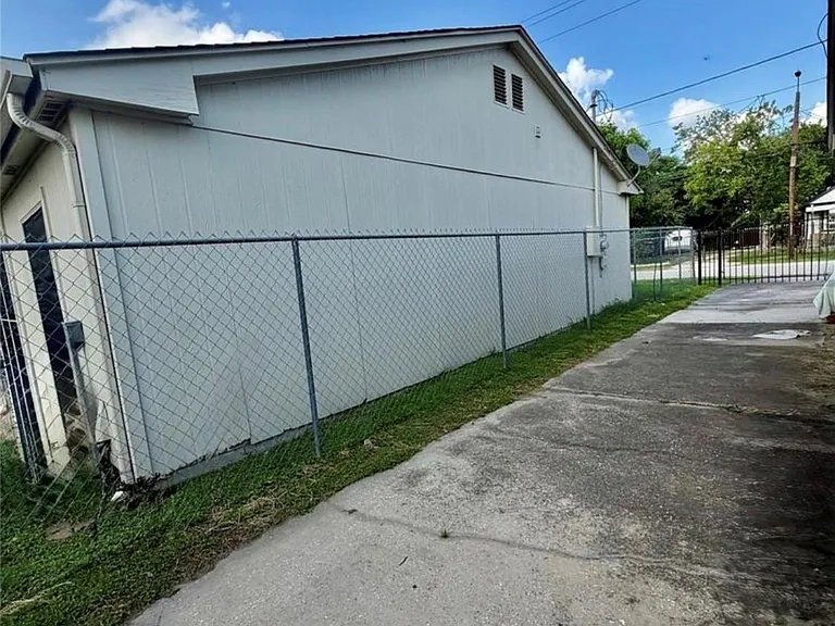 1919 Gregg St — Photo 14