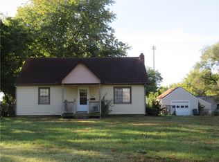 909 E Osage St, Paola, KS 66071