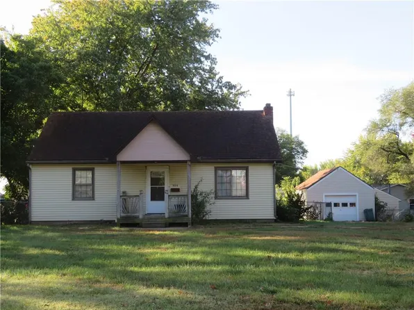 909 E Osage St, Paola, KS 66071