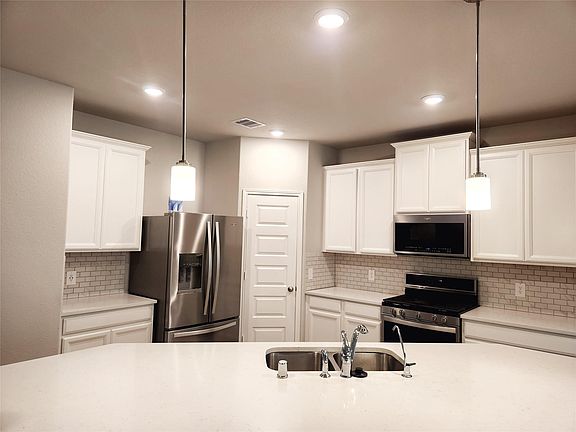 4th image of 10714 Cliffs View Dr