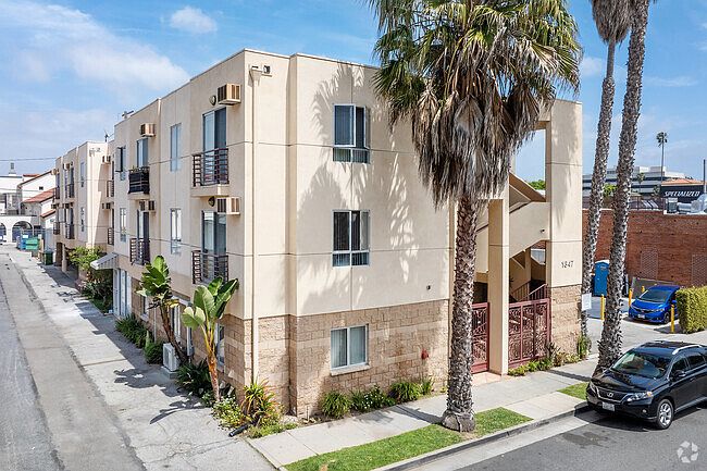 1st image of 1347 23rd St #2022