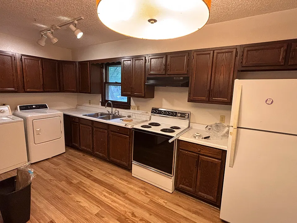 500 W Van Buren Ave #1