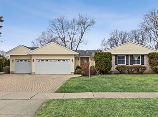 930 Parker Ln, Buffalo Grove, IL 60089