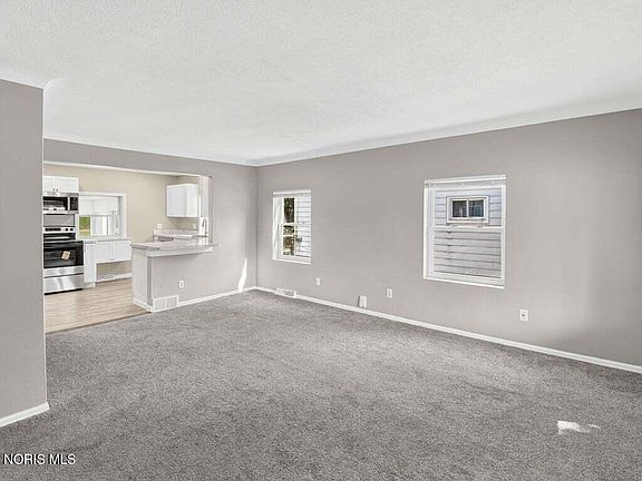 4th image of 5240 Silvertown Dr