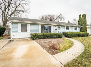 511 Indianwood Dr, Carol Stream, IL 60188
