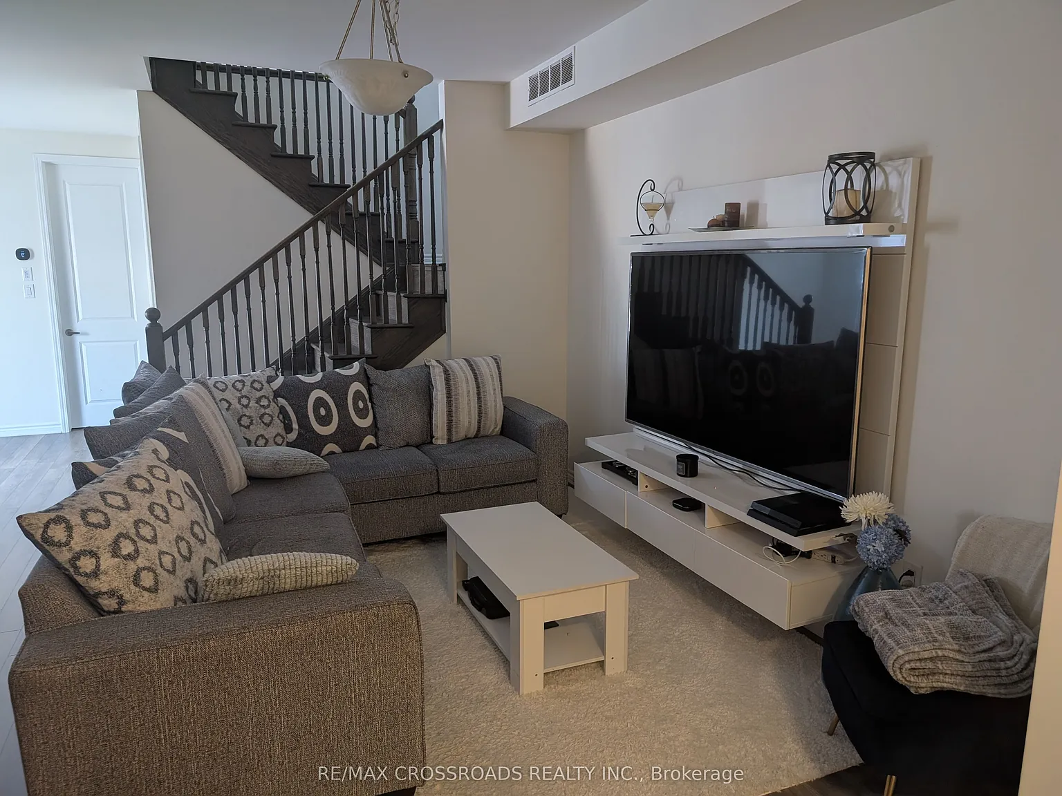 3 bed, $2,950 — Photo 2