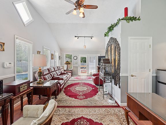 5th image of 1903 Schwier Ct
