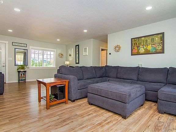 3rd image of 801 NE Madrona Dr