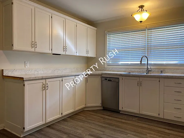 4726 Fairwood Ln — Photo 10