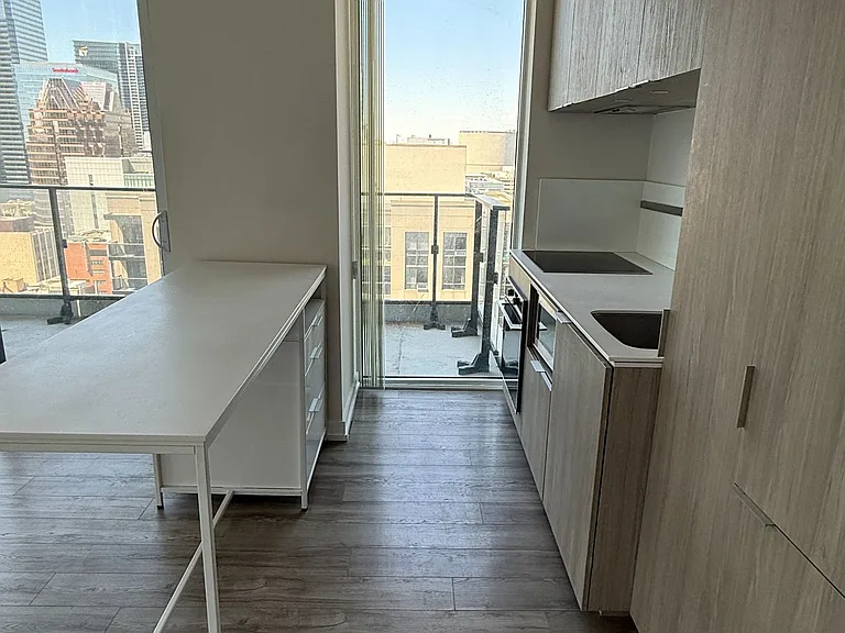 77 Shuter St #Penthouse 02 — Photo 5