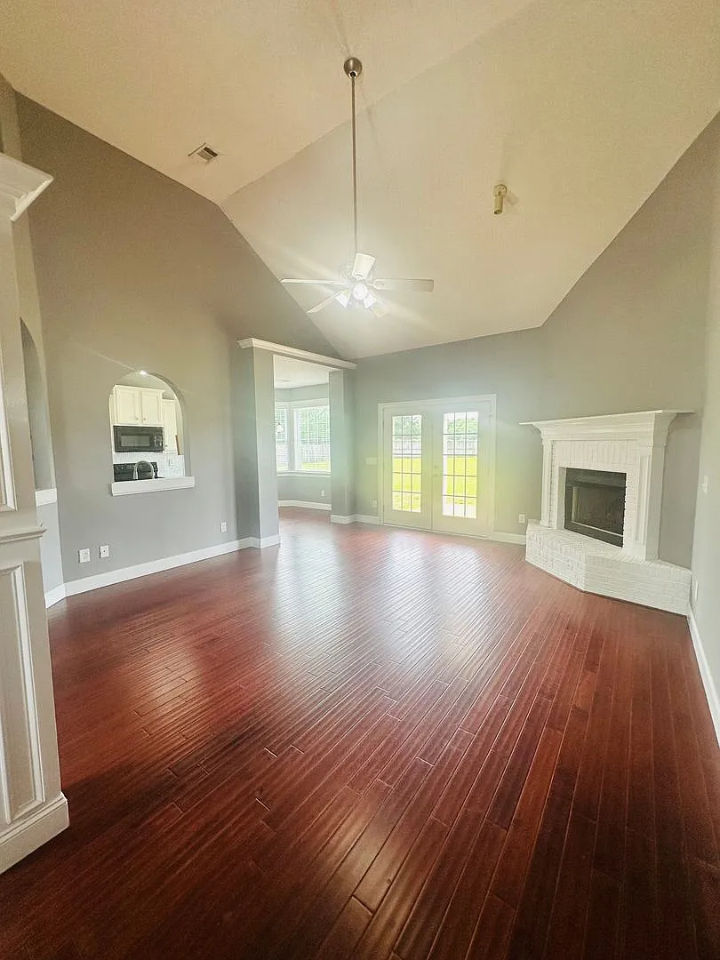 Spacious Home in a Prime Location! — Photo 4