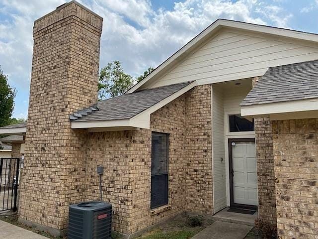 1st image of 2104 Peakwood Dr