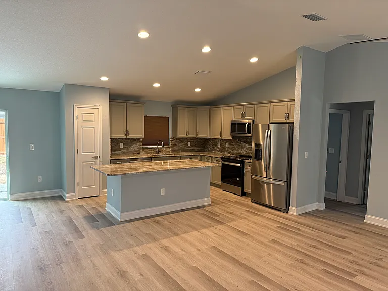 4423 NE 8th Pl — Photo 34