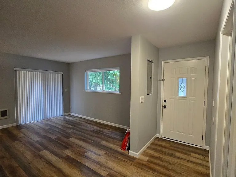 114 N Prairie Rd — Photo 2