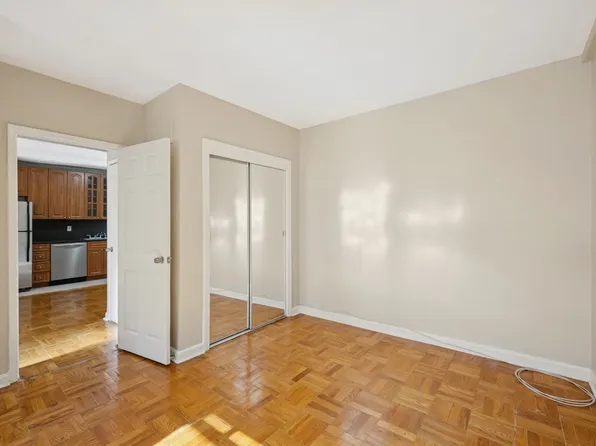 162-21 Powells Cove Boulevard image 7 of 21