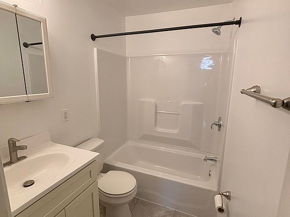 5th image of 5684 Greens Dr