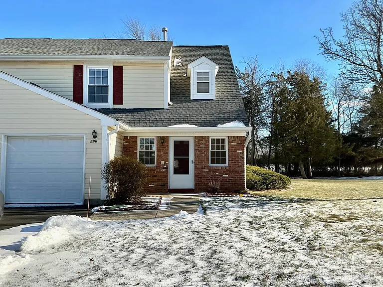 246 Hyde Park Rd — Photo 1